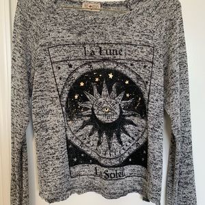 grey long sleeve shirt